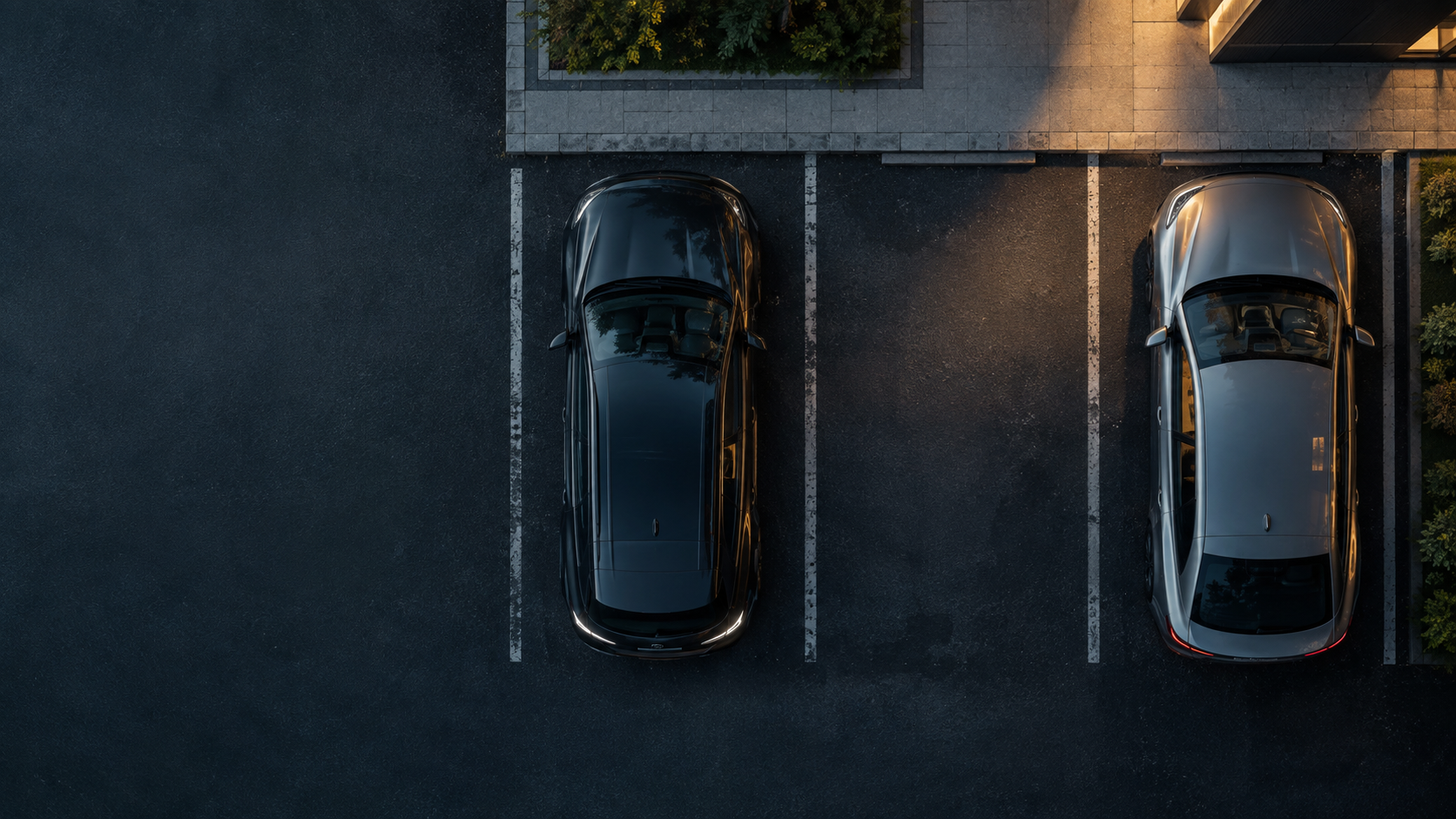 Illustrasjonsbilde av biler og en ledig parkeringsplass sett ovenfra